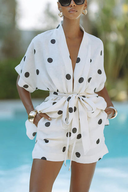 Elegante Set met Cinched Taille en Grote Zwarte Stippen op Lichte Stof – Vrouwelijk en Comfortabel voor Zomeractiviteiten 1