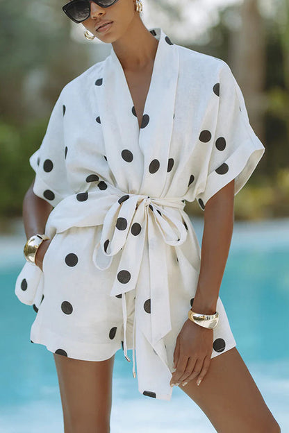 Elegante Set met Cinched Taille en Grote Zwarte Stippen op Lichte Stof – Vrouwelijk en Comfortabel voor Zomeractiviteiten 3